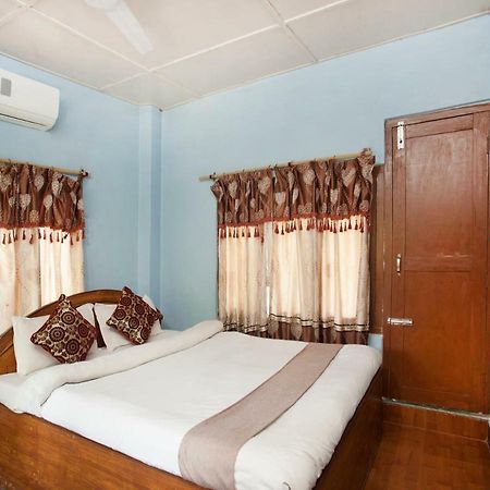 Spot On 486 Hotel Holy Lodge Sauraha Exteriör bild