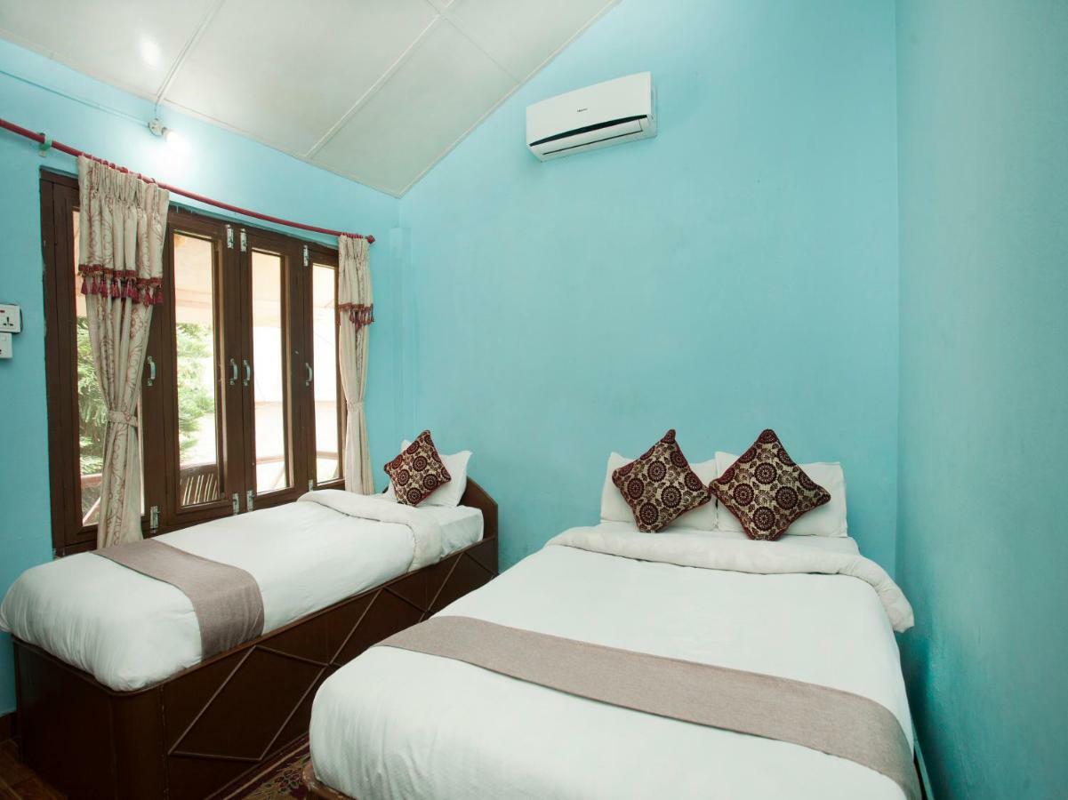 Spot On 486 Hotel Holy Lodge Sauraha Exteriör bild