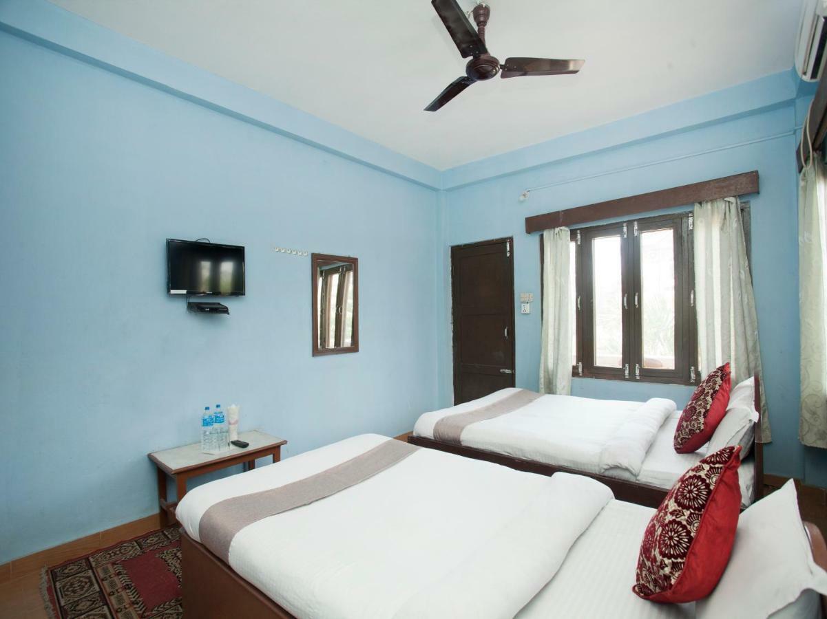 Spot On 486 Hotel Holy Lodge Sauraha Exteriör bild