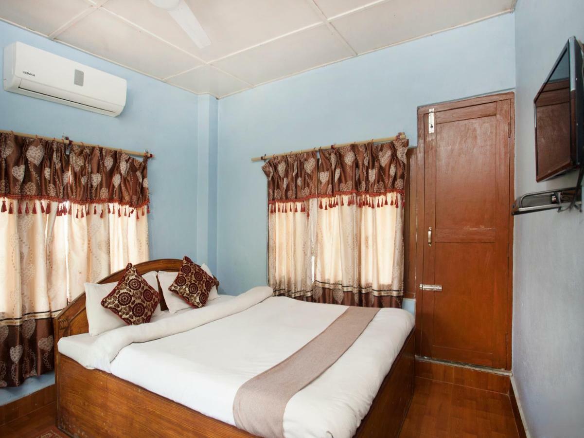 Spot On 486 Hotel Holy Lodge Sauraha Exteriör bild