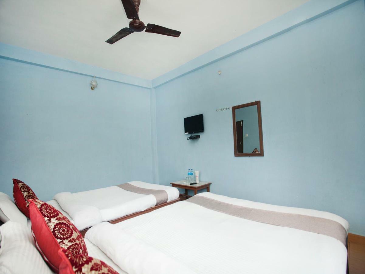 Spot On 486 Hotel Holy Lodge Sauraha Exteriör bild