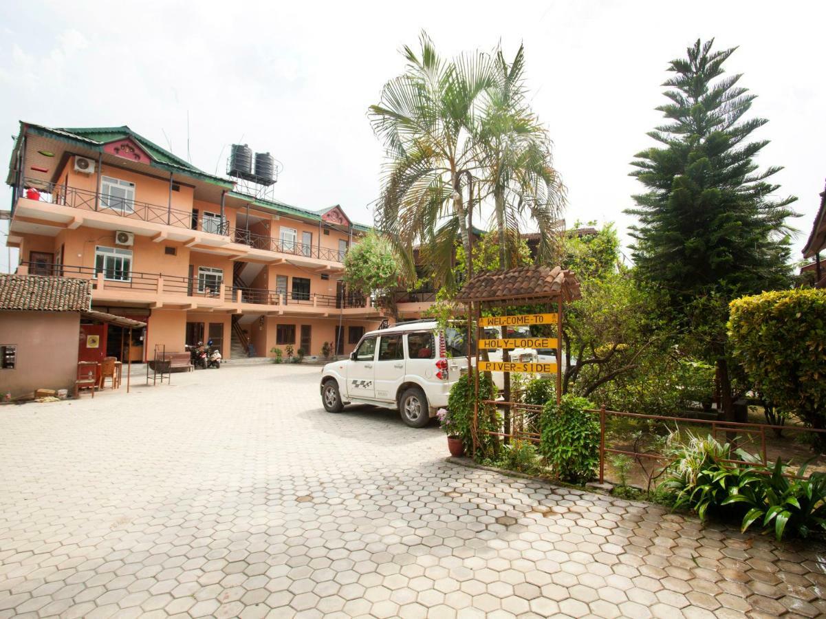 Spot On 486 Hotel Holy Lodge Sauraha Exteriör bild