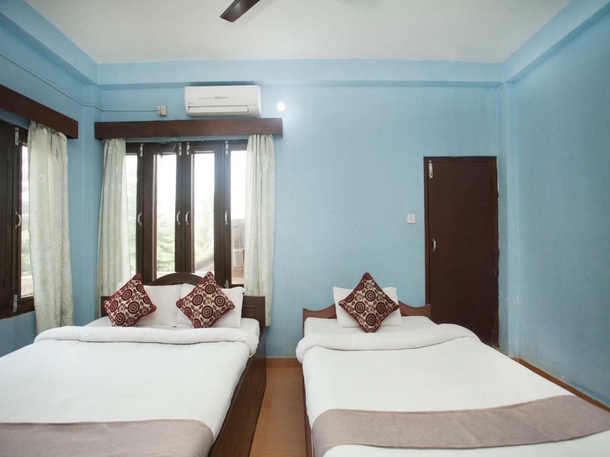 Spot On 486 Hotel Holy Lodge Sauraha Exteriör bild