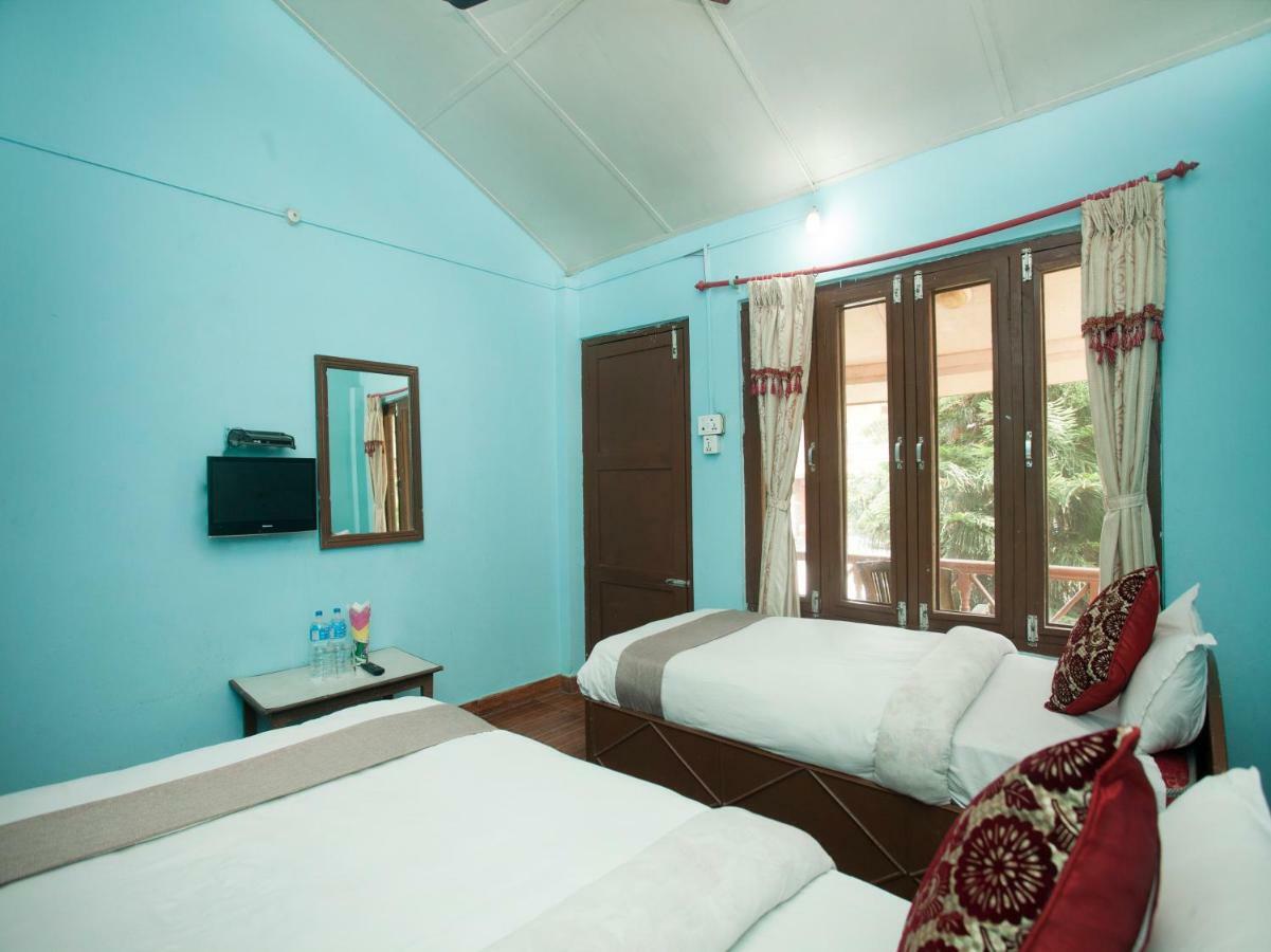 Spot On 486 Hotel Holy Lodge Sauraha Exteriör bild
