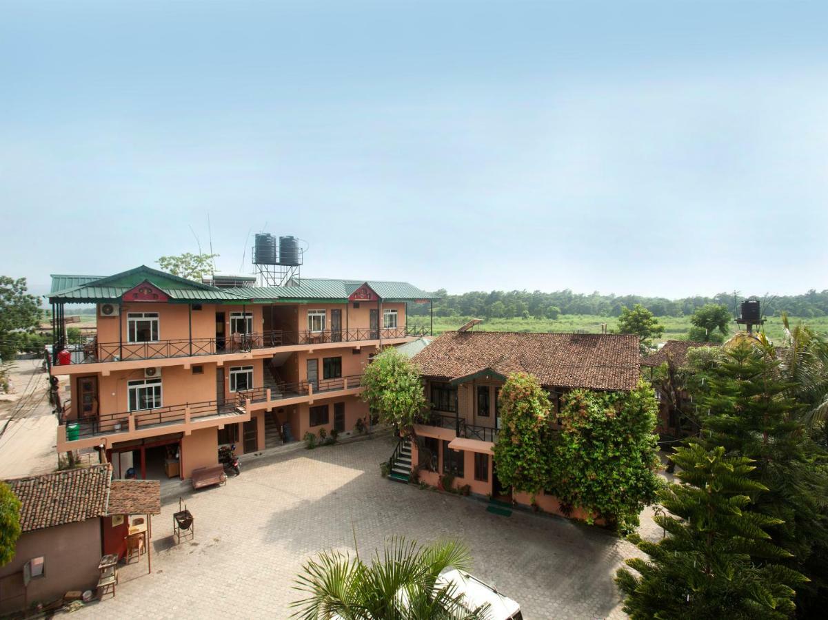 Spot On 486 Hotel Holy Lodge Sauraha Exteriör bild