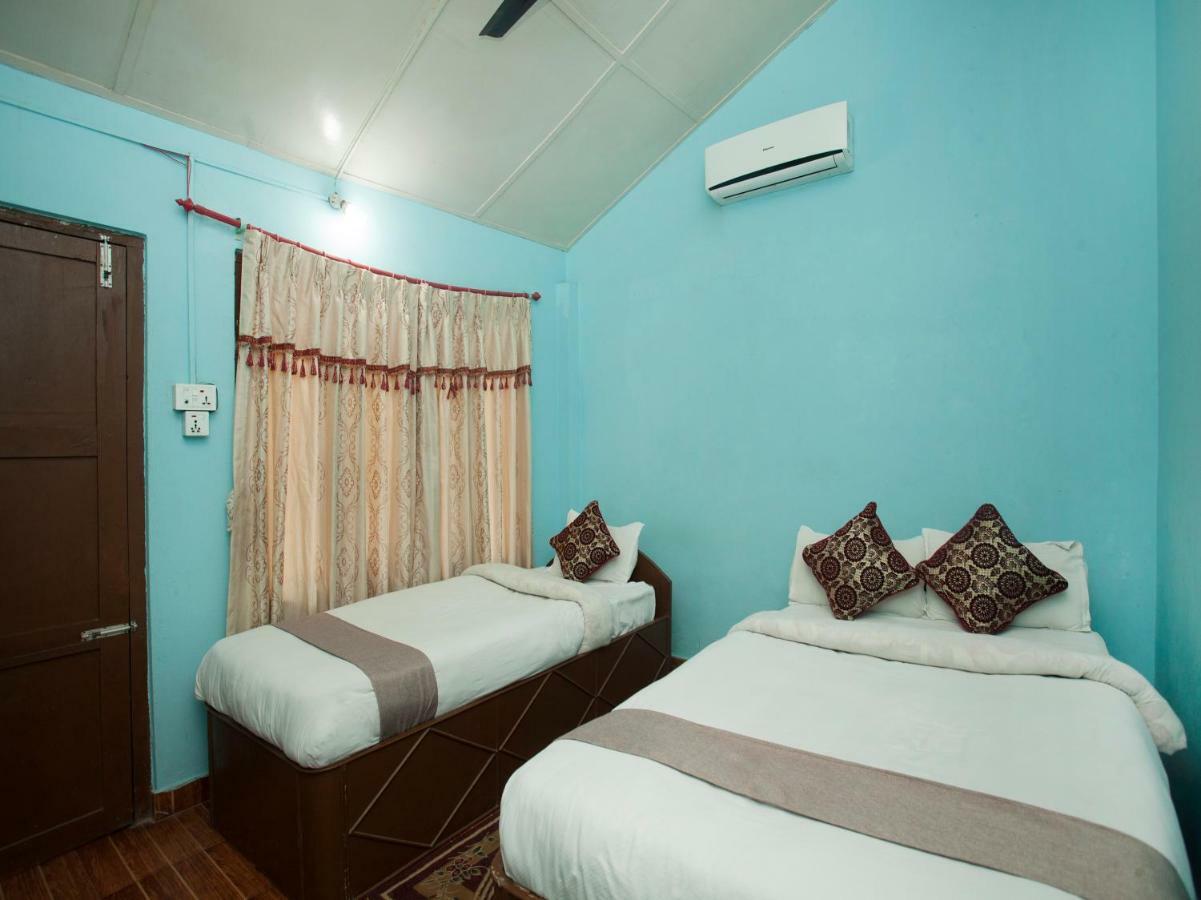 Spot On 486 Hotel Holy Lodge Sauraha Exteriör bild