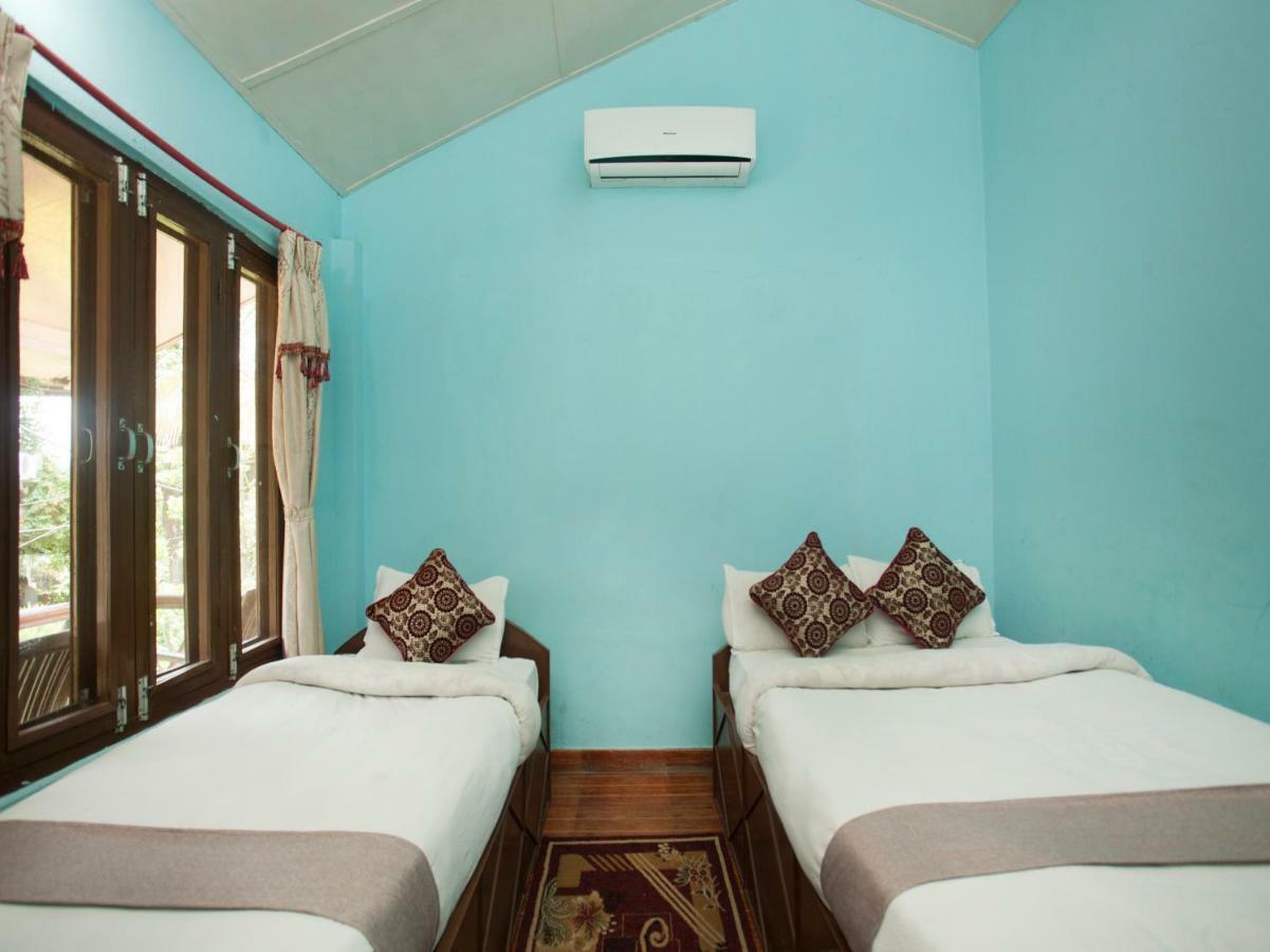 Spot On 486 Hotel Holy Lodge Sauraha Exteriör bild