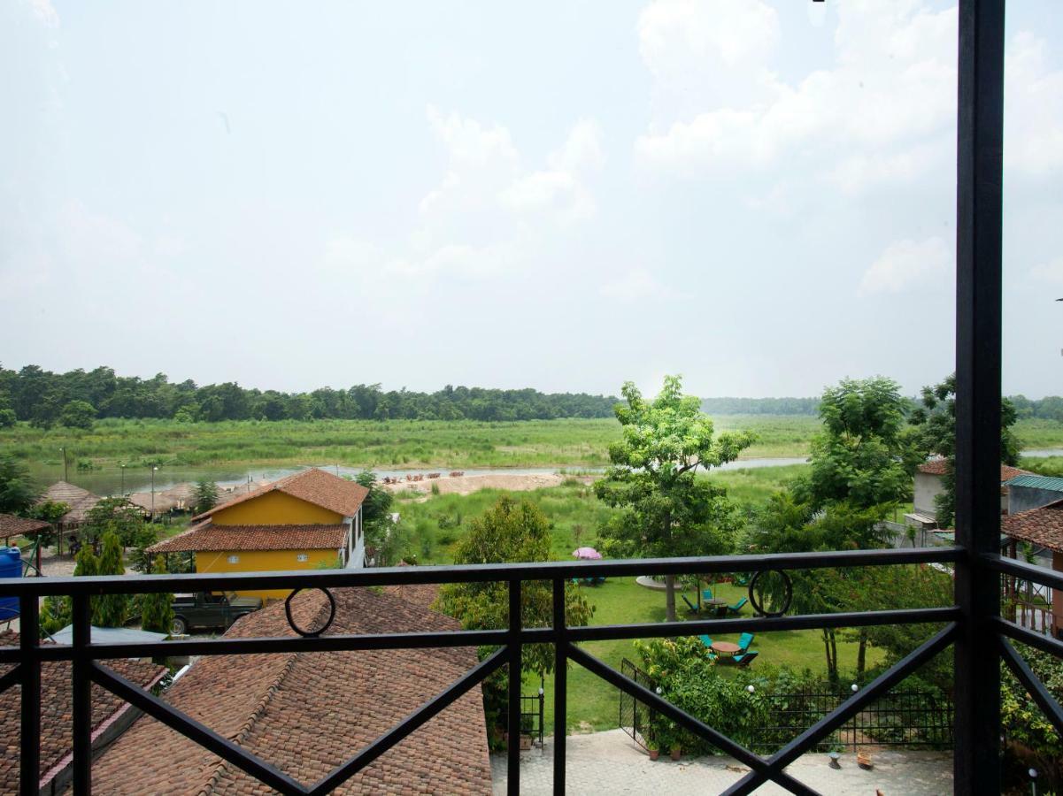 Spot On 486 Hotel Holy Lodge Sauraha Exteriör bild