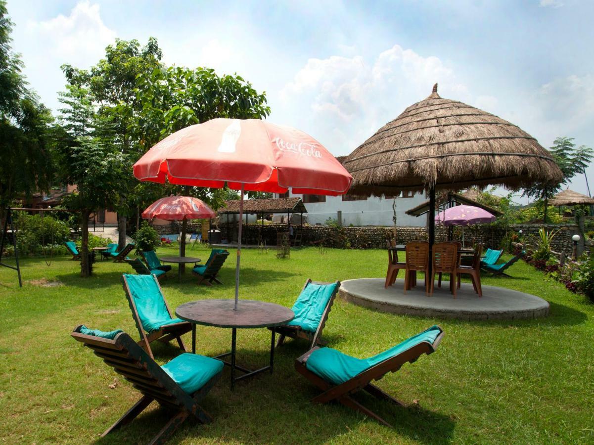 Spot On 486 Hotel Holy Lodge Sauraha Exteriör bild