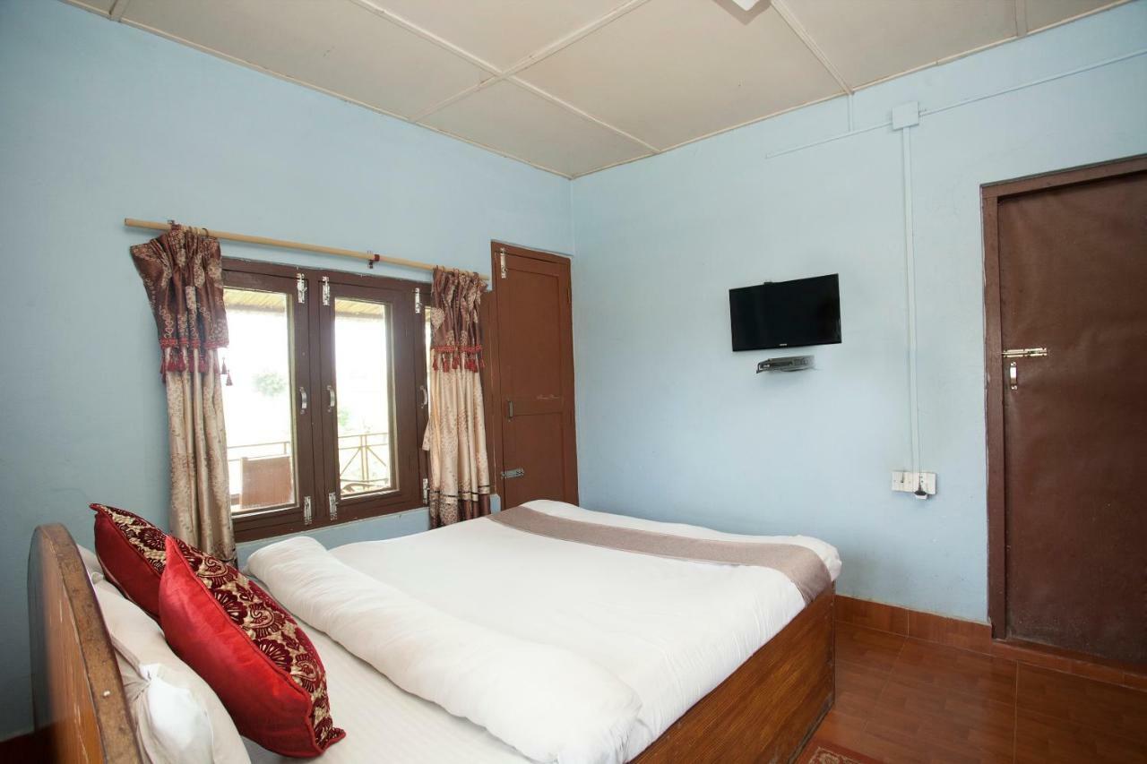 Spot On 486 Hotel Holy Lodge Sauraha Exteriör bild