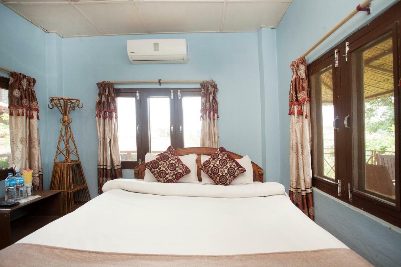 Spot On 486 Hotel Holy Lodge Sauraha Exteriör bild