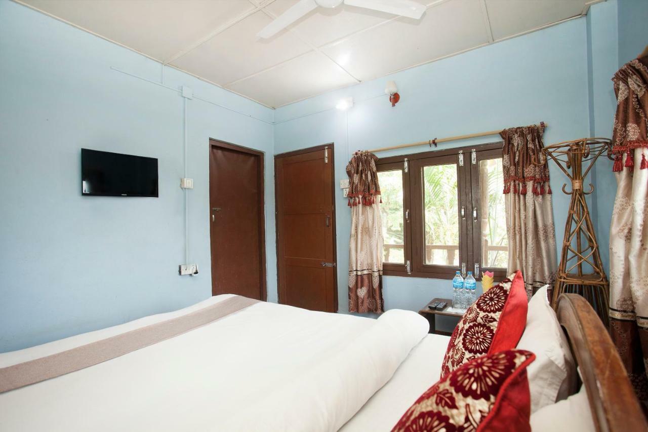 Spot On 486 Hotel Holy Lodge Sauraha Exteriör bild