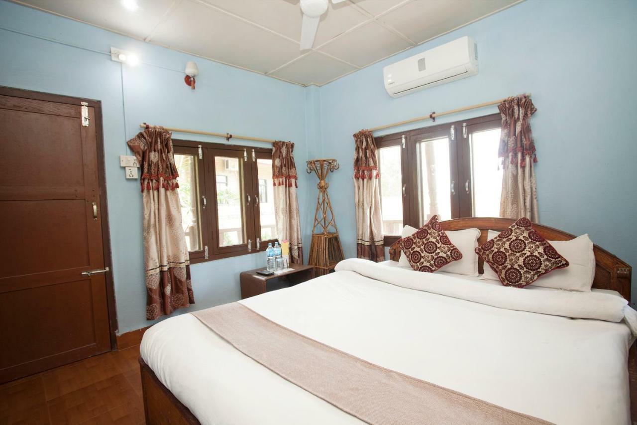 Spot On 486 Hotel Holy Lodge Sauraha Exteriör bild